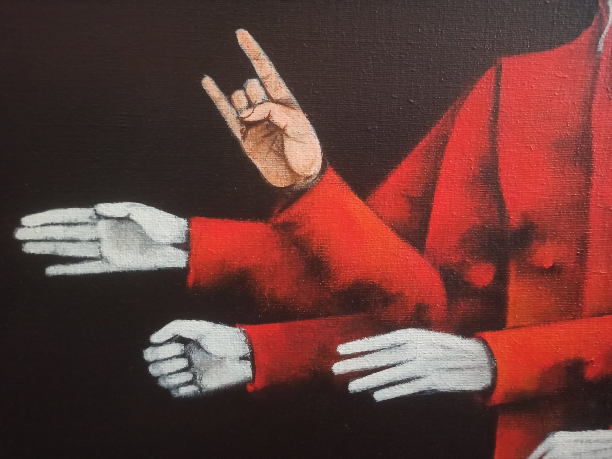 Eduard Alcoy, Insolencia: figura surrealista vestida de rojo con múltiples brazos y rostros geométricos sobre un fondo oscuro y paisaje simbólico detalle manos y dedos