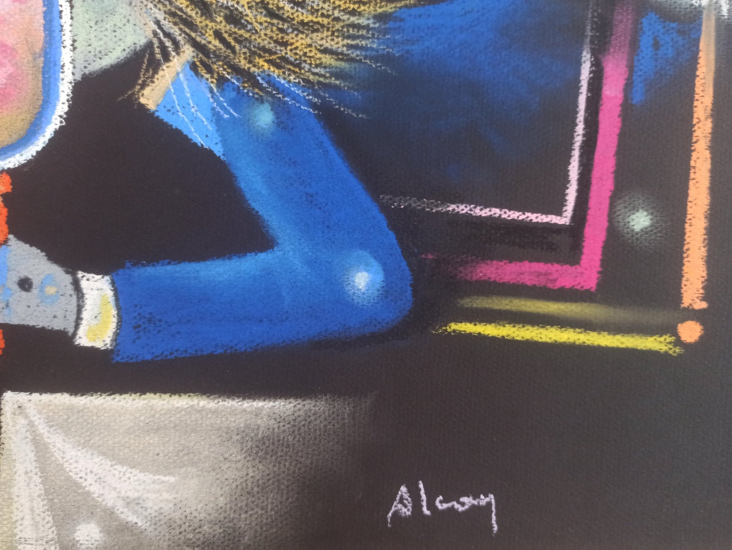 Eduard Alcoy, N24, obra en pastel con figuras surrealistas, máscaras y composición geométrica en tonos intensos sobre fondo oscuro detalle firma