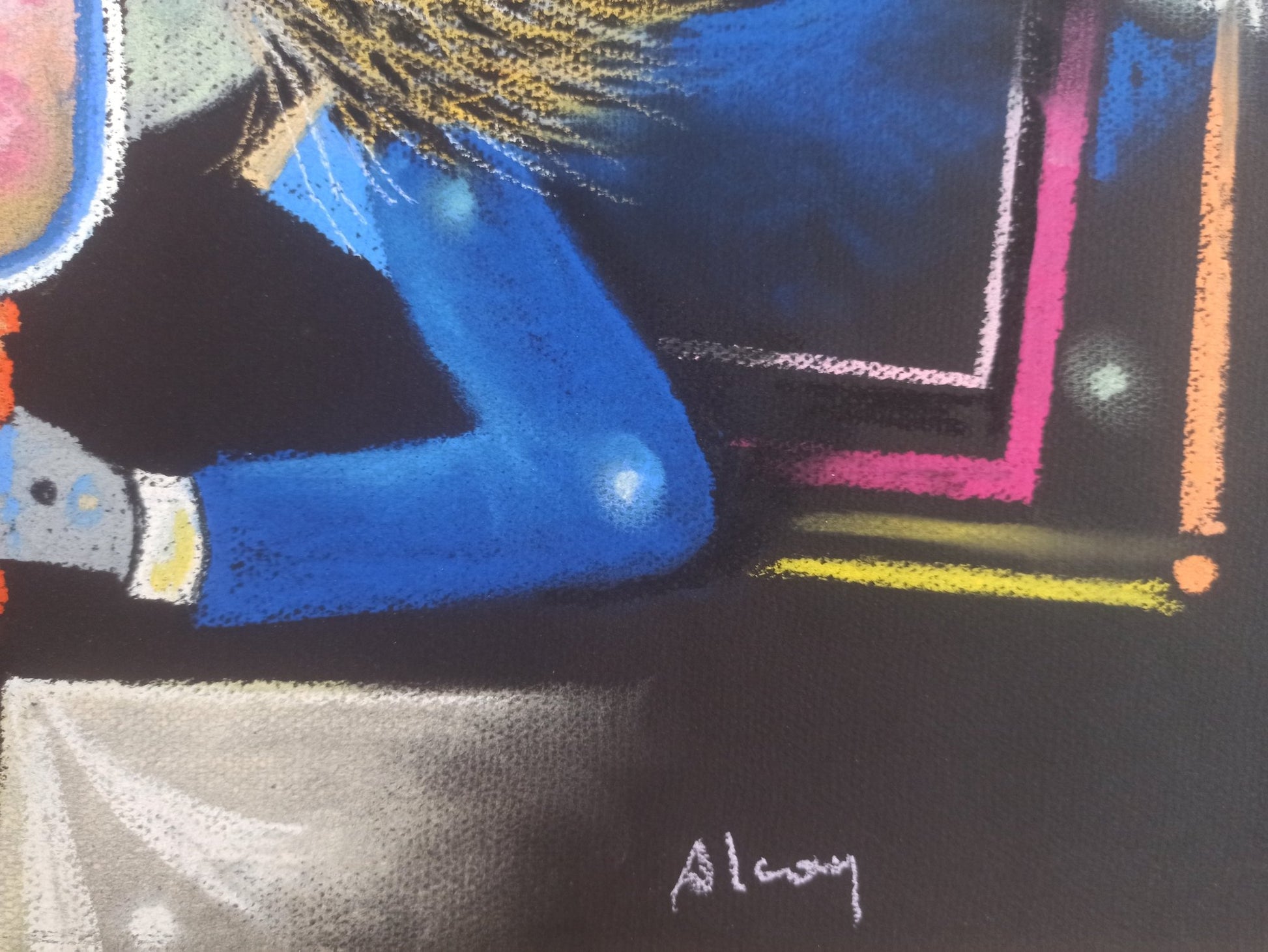 Eduard Alcoy, N24, obra en pastel con figuras surrealistas, máscaras y composición geométrica en tonos intensos sobre fondo oscuro detalle firma