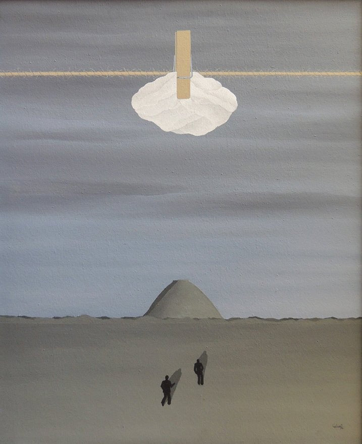 Francesc Calvet, Maternitat. Pintura surrealista con una nube sujeta por una pinza sobre un tendal, dos figuras caminando hacia un montículo en un paisaje minimalista.