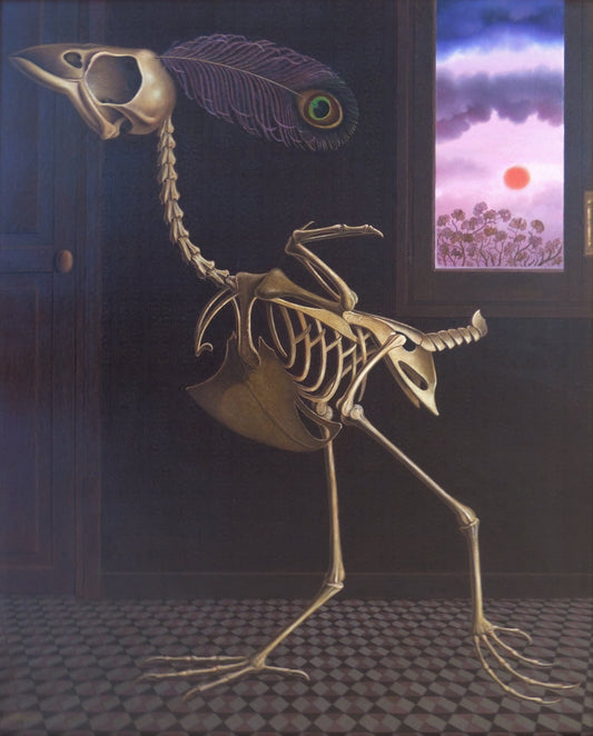 Cuadro El pavo real de Gervasio Gallardo con esqueleto de pavo real y pluma iridiscente en interior oscuro junto a ventana con cielo violeta y sol rojizo, estilo surrealista.