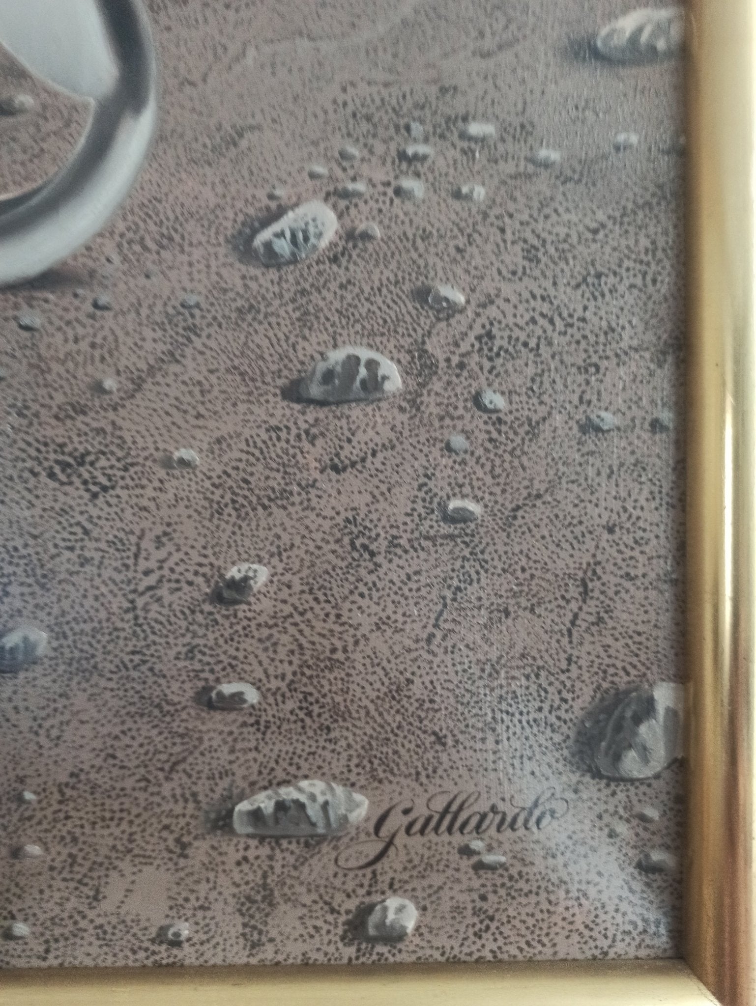 Gervasio Gallardo El reflejo mariposa hiperrealista posada sobre imperdible metálico simbolismo transformación fragilidad tensión entre lo natural y lo artificial surrealismo, detalle de firma