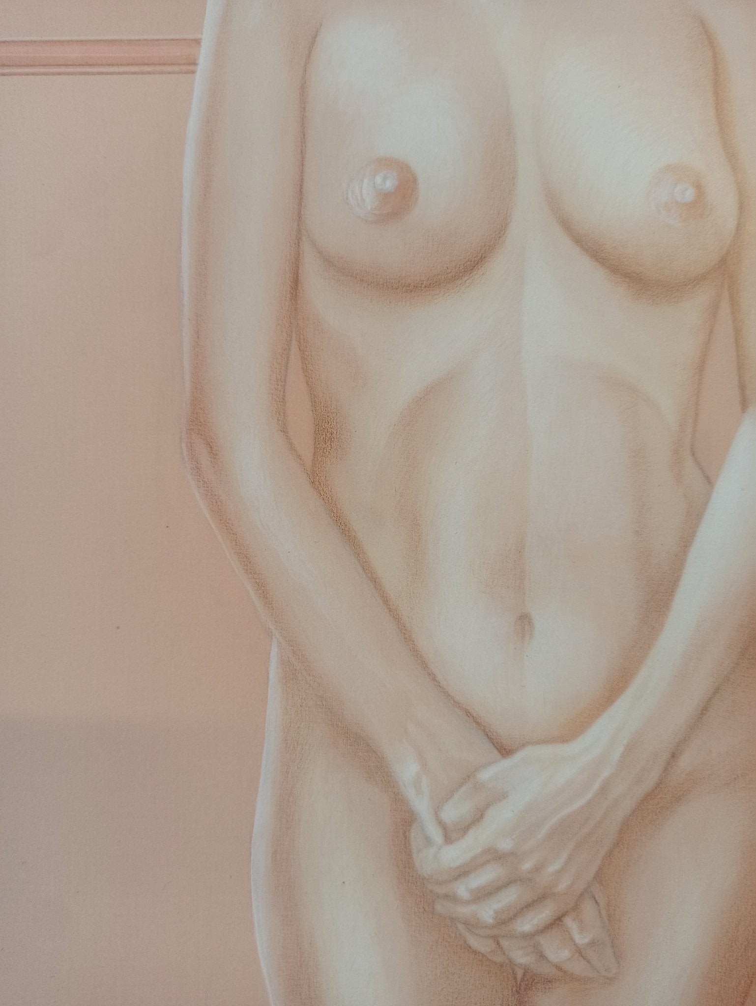 Gregorio Sabillón Emergiendo grisalla figura femenina sin rostro arte contemporáneo en venta, detalle torso y pecho