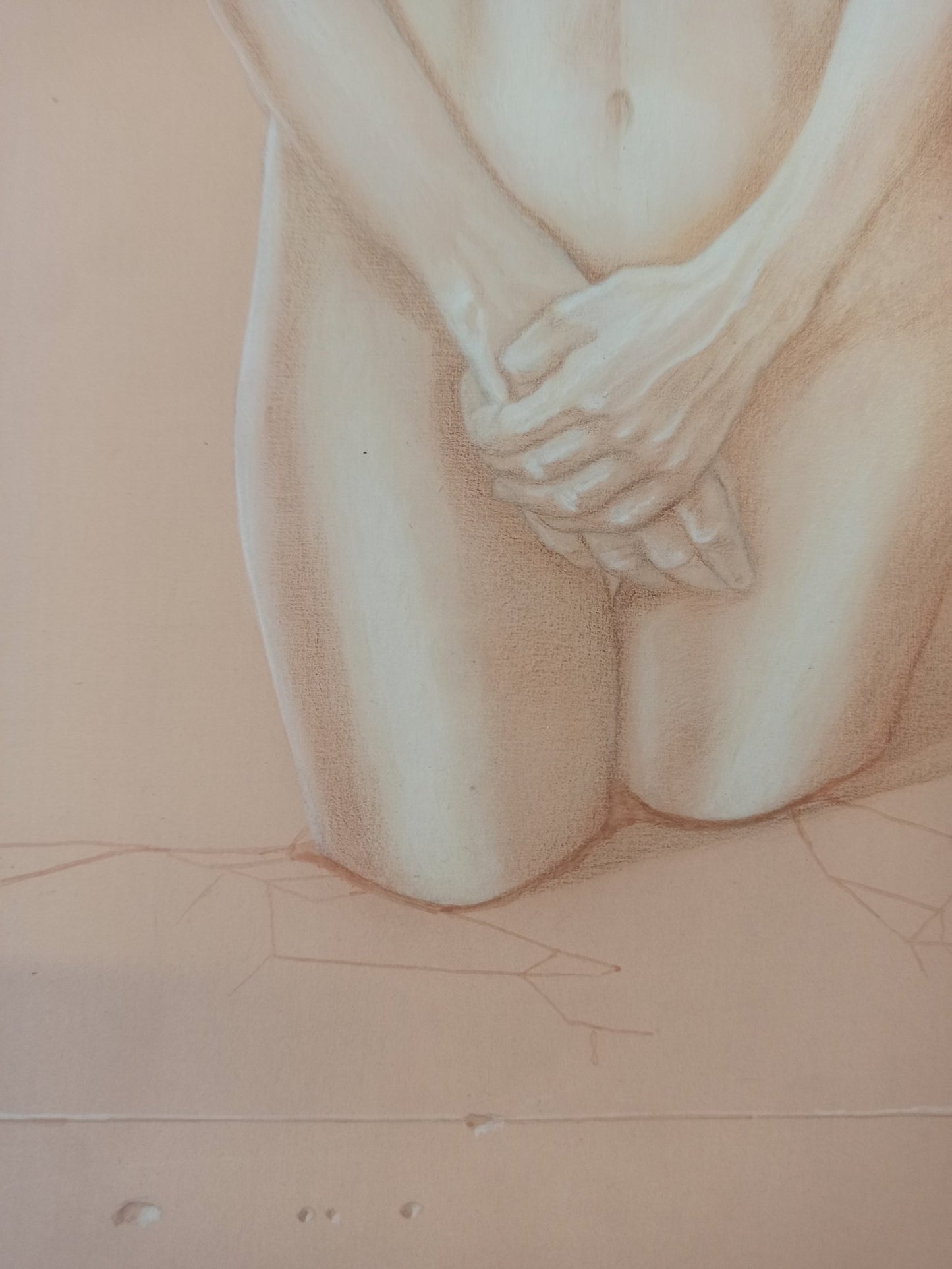 Gregorio Sabillón Emergiendo grisalla figura femenina sin rostro arte contemporáneo en venta, detalle piernas saliendo de roca