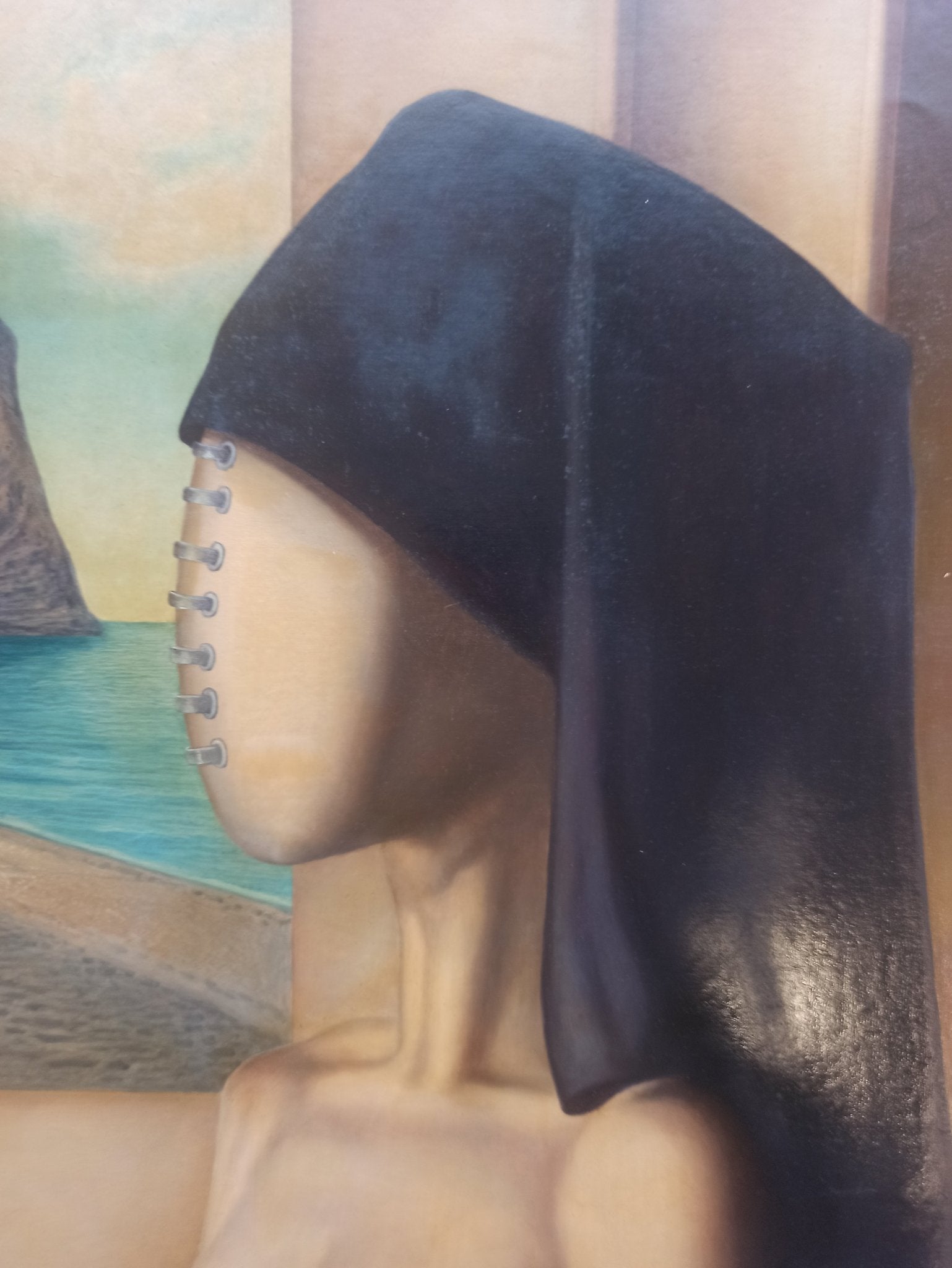 Gregorio Sabillón En la ventana pintura surrealista detalle mujer rostro cosido frente a paisaje marino arte contemporáneo