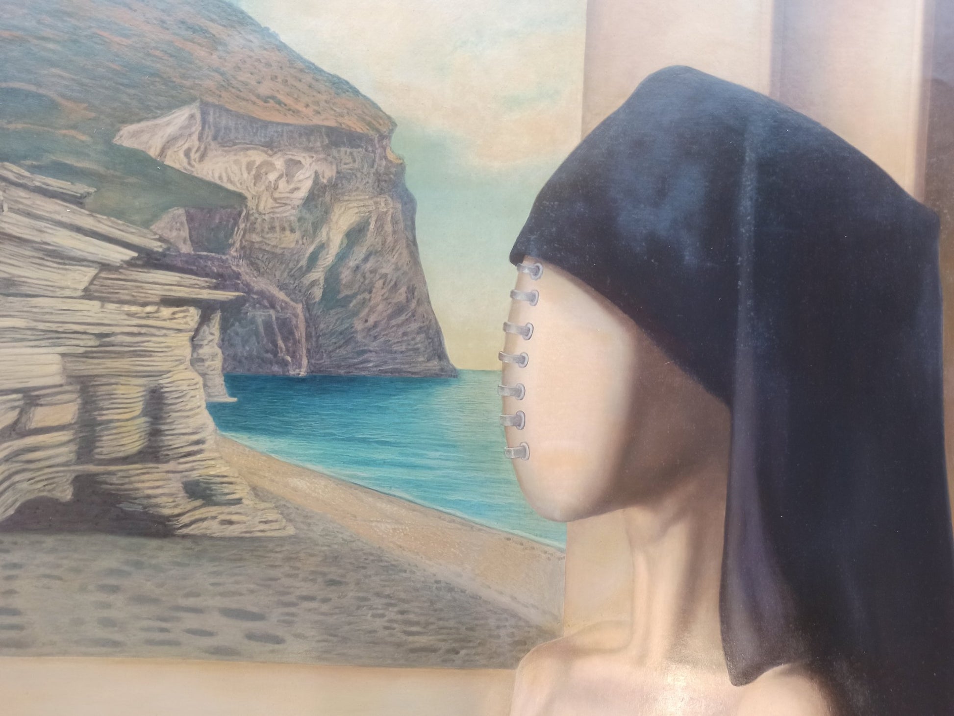 Gregorio Sabillón En la ventana pintura surrealista mujer rostro cosido frente a paisaje marino arte contemporáneo detalle