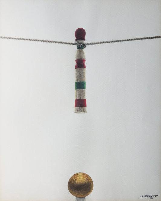 Isidro Ventura, Bitlla, acuarela minimalista con cuerda suspendida, pieza cilíndrica y esfera de madera sobre fondo blanco.