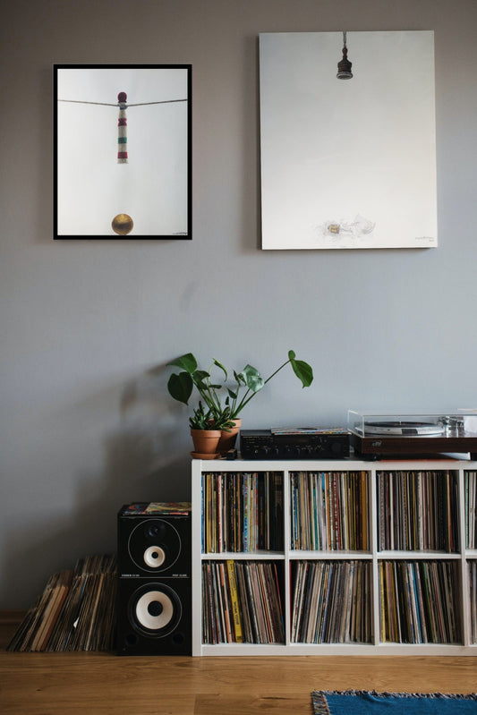 Isidro Ventura, Bitlla, acuarela minimalista con cuerda suspendida, pieza cilíndrica y esfera de madera sobre fondo blanco decoración