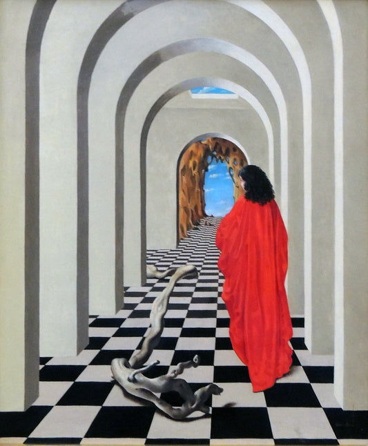 La femme rouge de Jan Van Der Loo, pintura surrealista de realismo fantástico con figura femenina vestida de rojo caminando entre arcos monumentales y suelo ajedrezado, en una composición simbólica que evoca transformación, misterio y viaje interior.