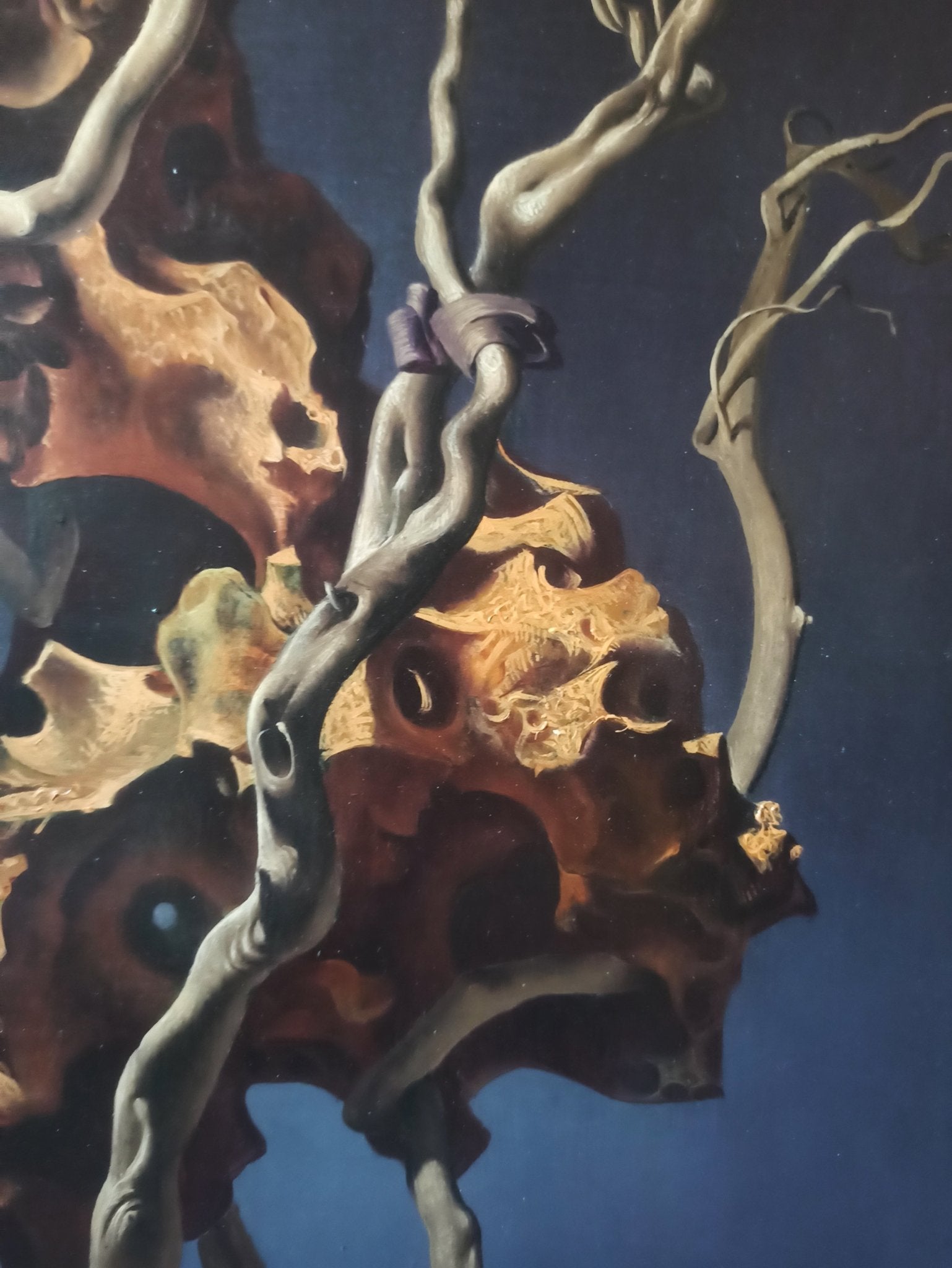 La Maîtresse de Zeus de Jan Van Der Loo, pintura surrealista de realismo fantástico con figura femenina transformada en árbol, ramas retorcidas, estructura mineral orgánica suspendida y paisaje simbólico inspirado en la mitología y la metamorfosis detalle ramas