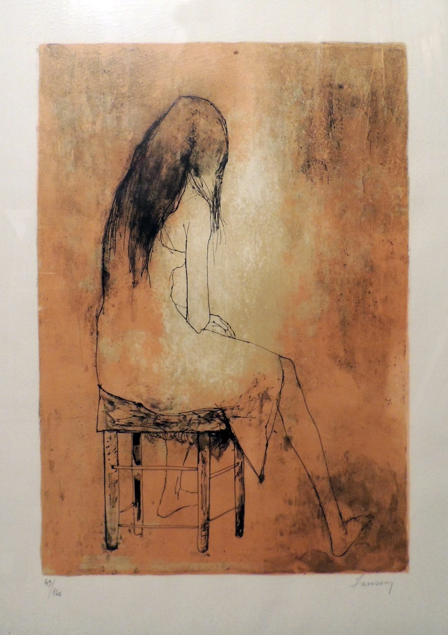 Jean Jansem Sentada, litografía original de mujer sentada de perfil realizada con líneas expresivas y tonos ocres, obra de arte figurativo del siglo XX.
