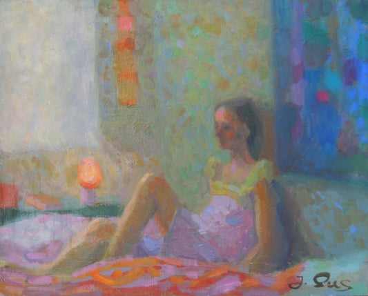 Jesús Sus, Interior: figura femenina reclinada en un espacio doméstico, realizada con pincelada suave y tonos pastel, en una atmósfera íntima y luminosa.