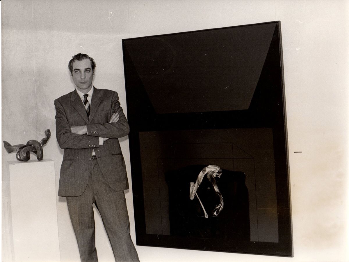 Joan Hernández Pijuán junto con su obra abstracta “Vitrina azul” en la exposición en 1965
