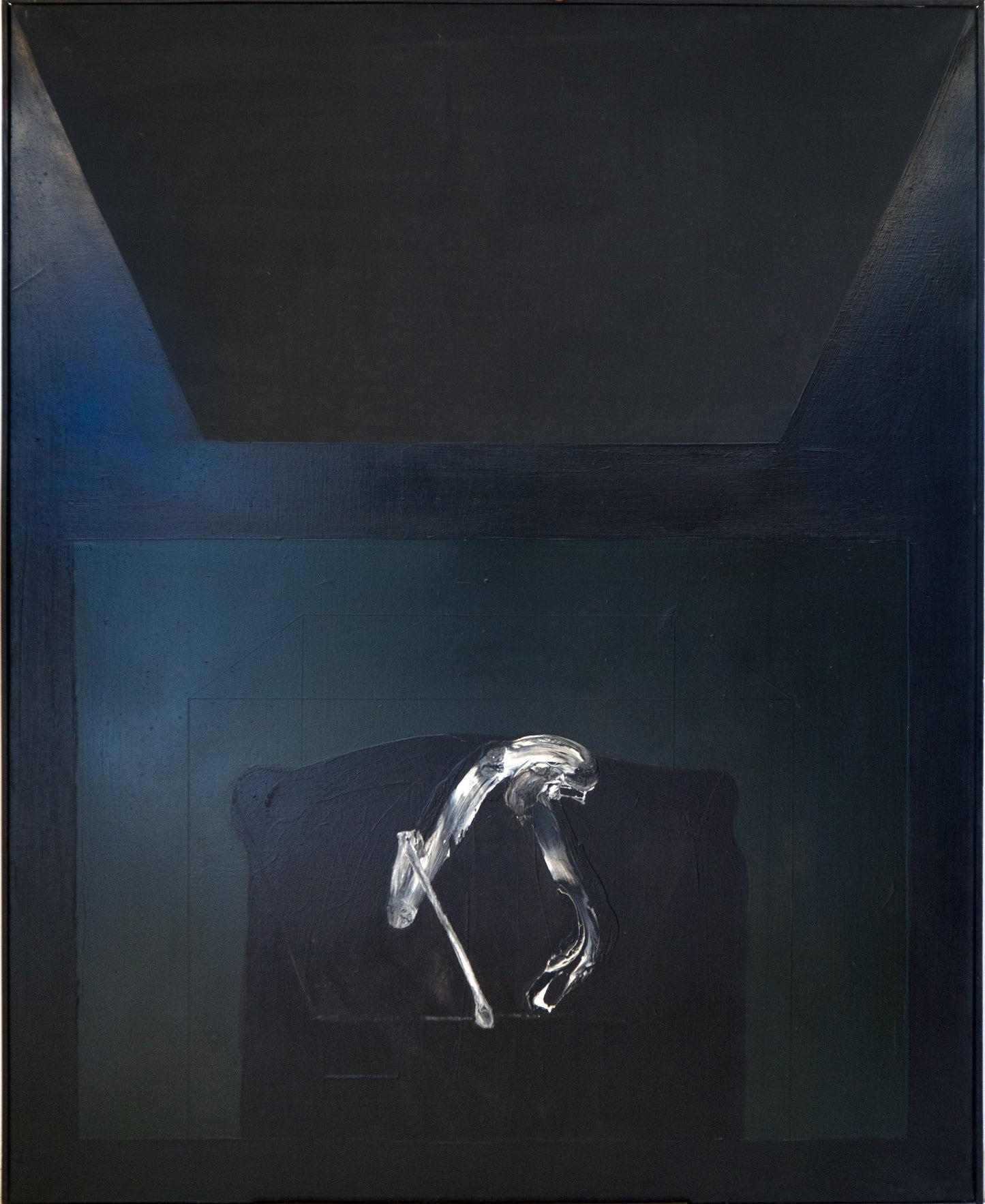 Óleo sobre lienzo de Joan Hernández Pijuán, “Vitrina azul” (1965), composición de espacio arquitectónico oscuro con gesto pictórico central y gran profundidad expresiva.