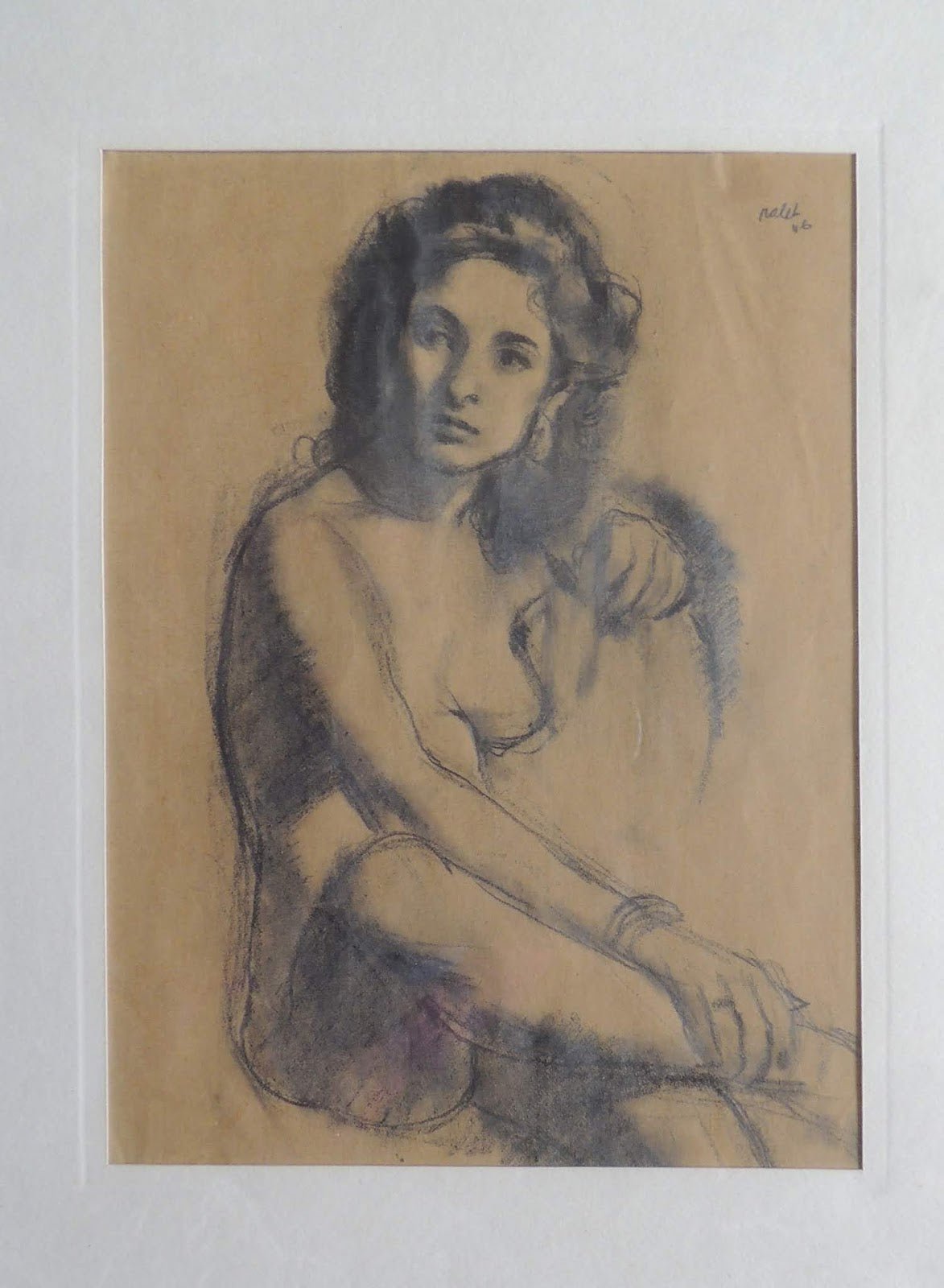 Joan Palet – Modelo sentada, dibujo figurativo de mujer sentada realizado en carboncillo y tonos sepia.