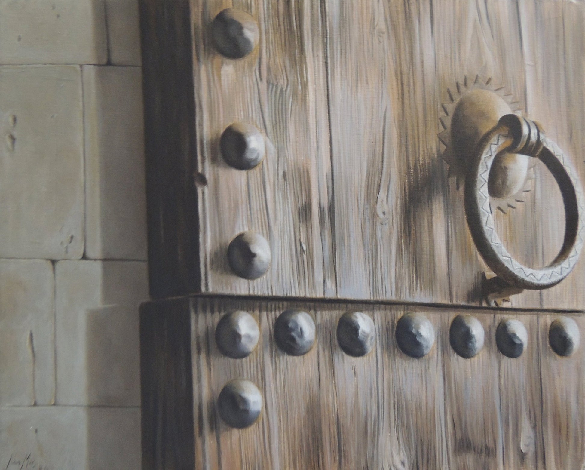 “Picapuerta”, pintura realista contemporánea de Juan Mir con detalle de puerta de madera antigua, herrajes metálicos y texturas arquitectónicas tradicionales.