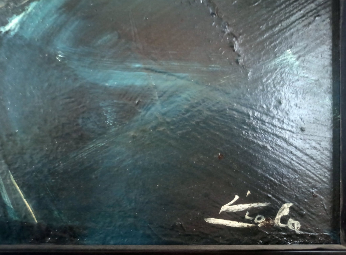 Rasgo de luz de Manuel Viola: pintura abstracta en formato horizontal con predominio de tonos oscuros y azules, gesto pictórico sobrio y un contraste de luz que sugiere profundidad y tensión, obra firmada