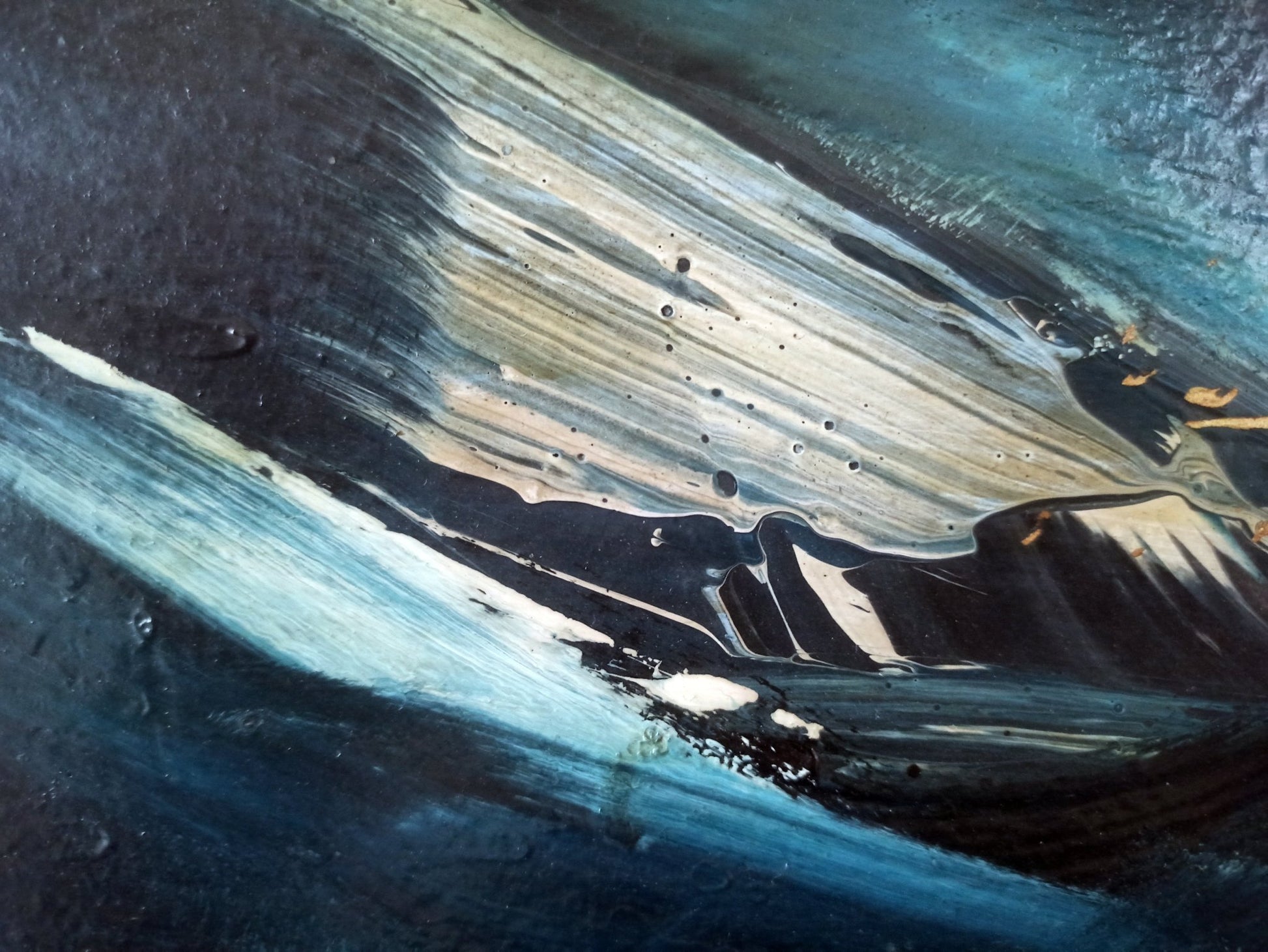 Rasgo de luz de Manuel Viola: pintura abstracta en formato horizontal con predominio de tonos oscuros y azules, gesto pictórico sobrio y un contraste de luz que sugiere profundidad y tensión, detalle de pincelada