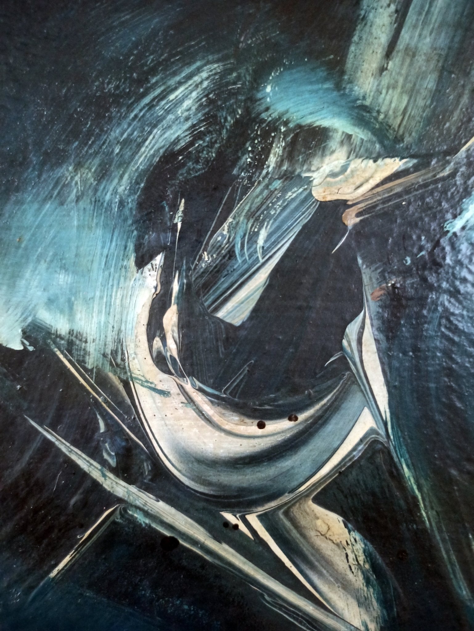 Rasgo de luz de Manuel Viola: pintura abstracta en formato horizontal con predominio de tonos oscuros y azules, gesto pictórico sobrio y un contraste de luz que sugiere profundidad y tensión, detalle