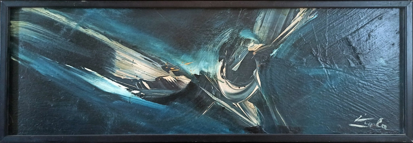 Rasgo de luz de Manuel Viola: pintura abstracta en formato horizontal con predominio de tonos oscuros y azules, gesto pictórico sobrio y un contraste de luz que sugiere profundidad y tensión, obra enmarcada