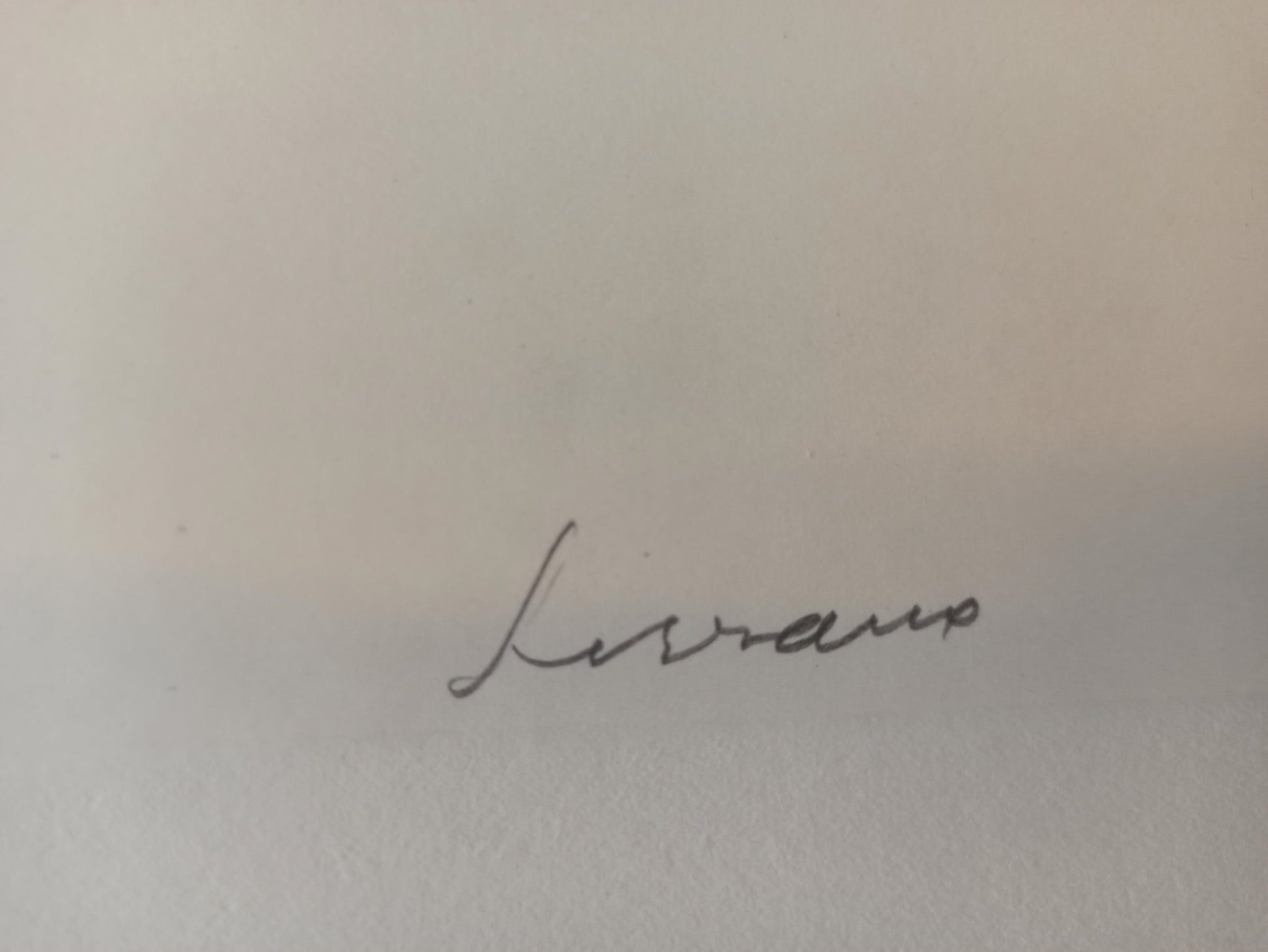 Aguafuerte de Pablo Serrano, Hogaza con manzana, obra gráfica original sobre el pan como símbolo de unión, amor y solidaridad en el arte contemporáneo, detalle firma