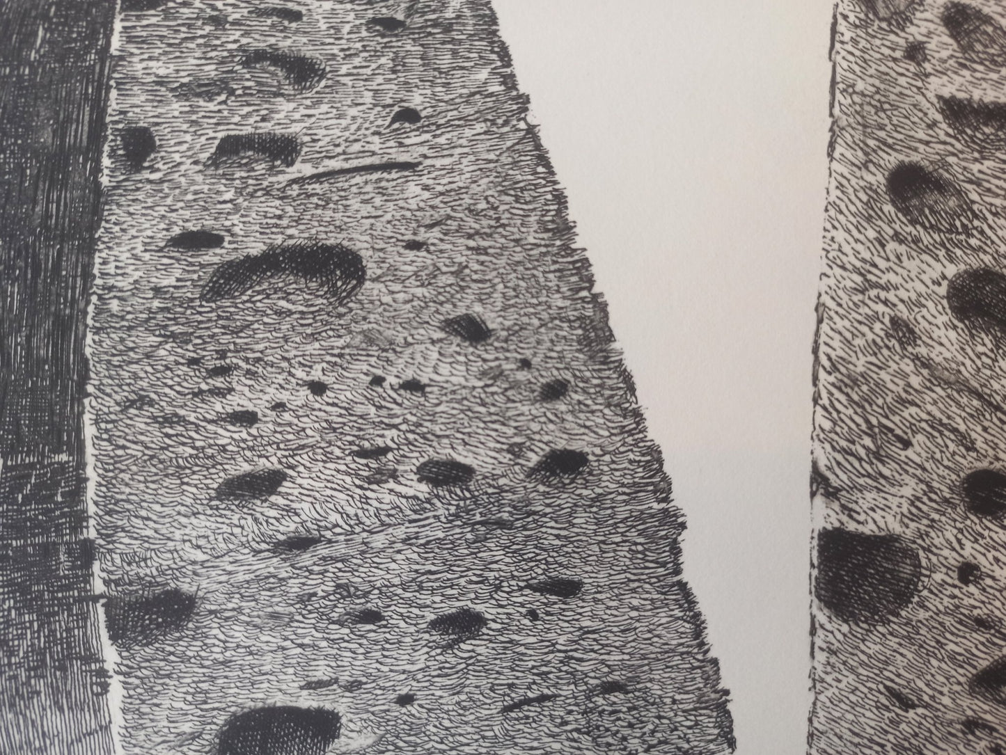 Aguafuerte de Pablo Serrano, Hogaza con manzana, obra gráfica original sobre el pan como símbolo de unión, amor y solidaridad en el arte contemporáneo, detalle pan