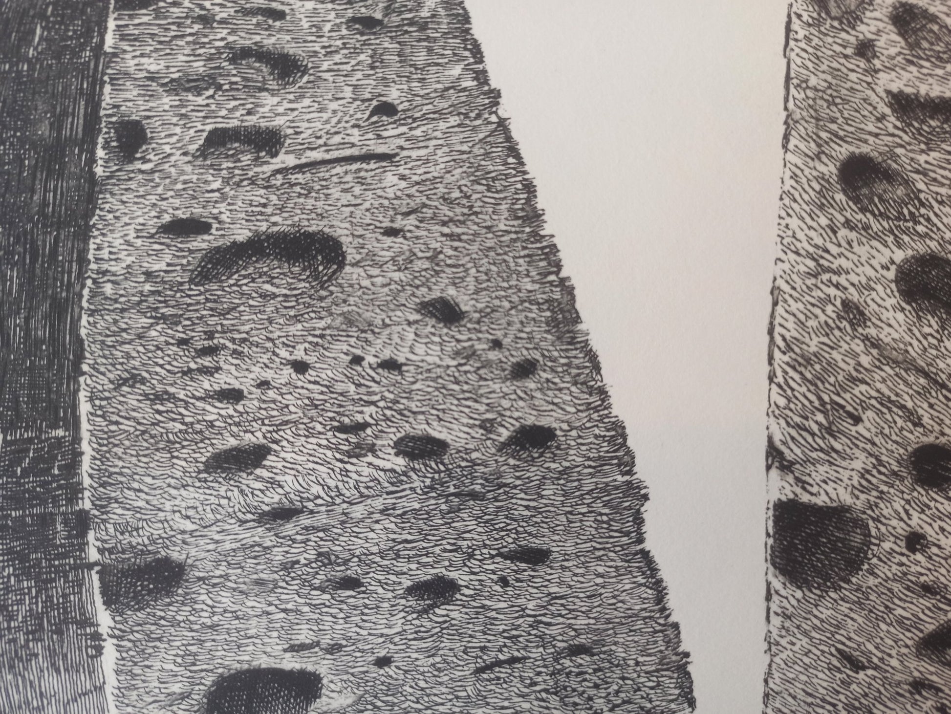 Aguafuerte de Pablo Serrano, Hogaza con manzana, obra gráfica original sobre el pan como símbolo de unión, amor y solidaridad en el arte contemporáneo, detalle pan