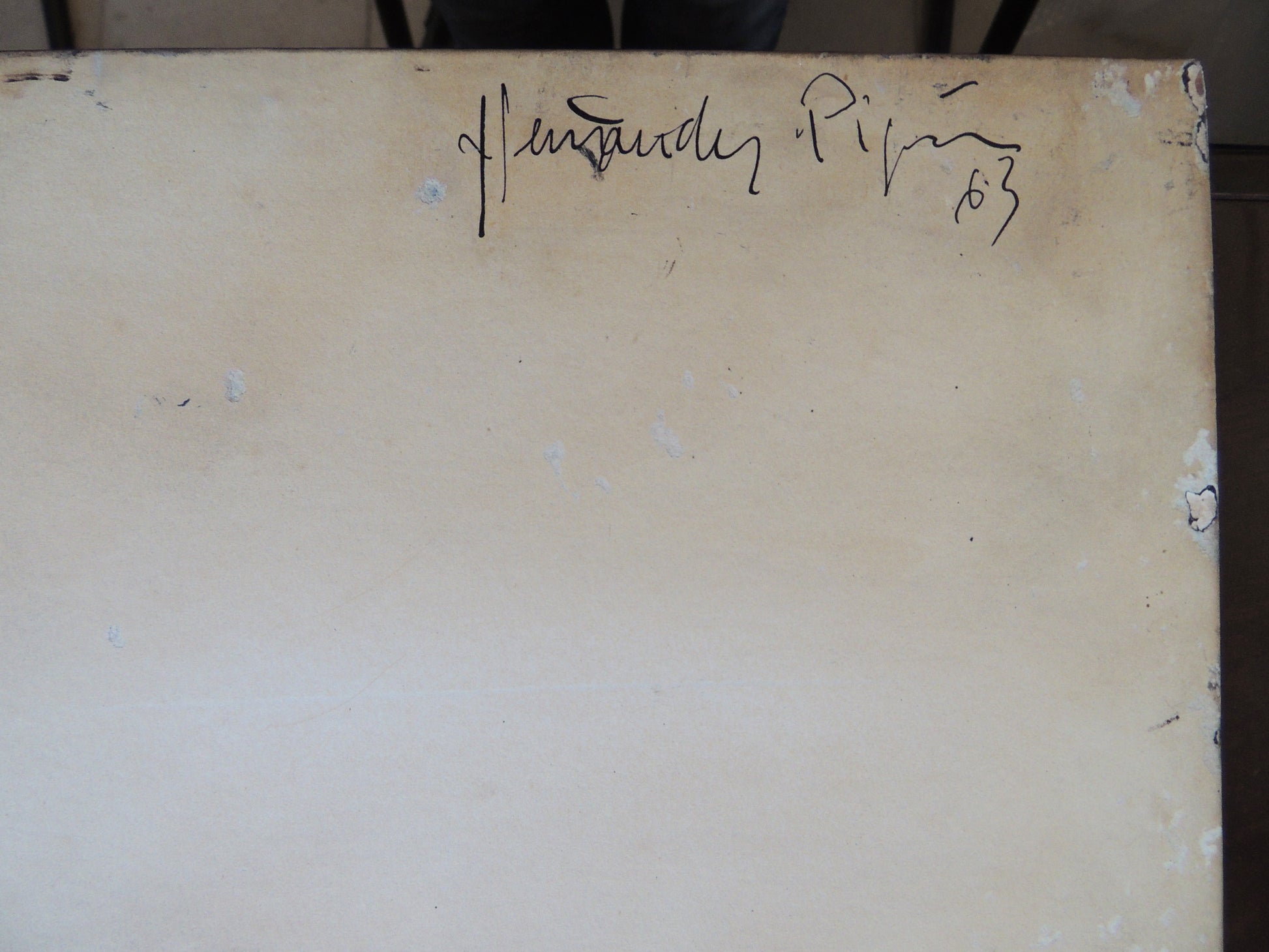 Pintura sobre tabla de Joan Hernández Pijuán, “Guache 1963”, obra de los años sesenta que combina gesto, materia y composición entre figuración y abstracción, detalle firma y fecha