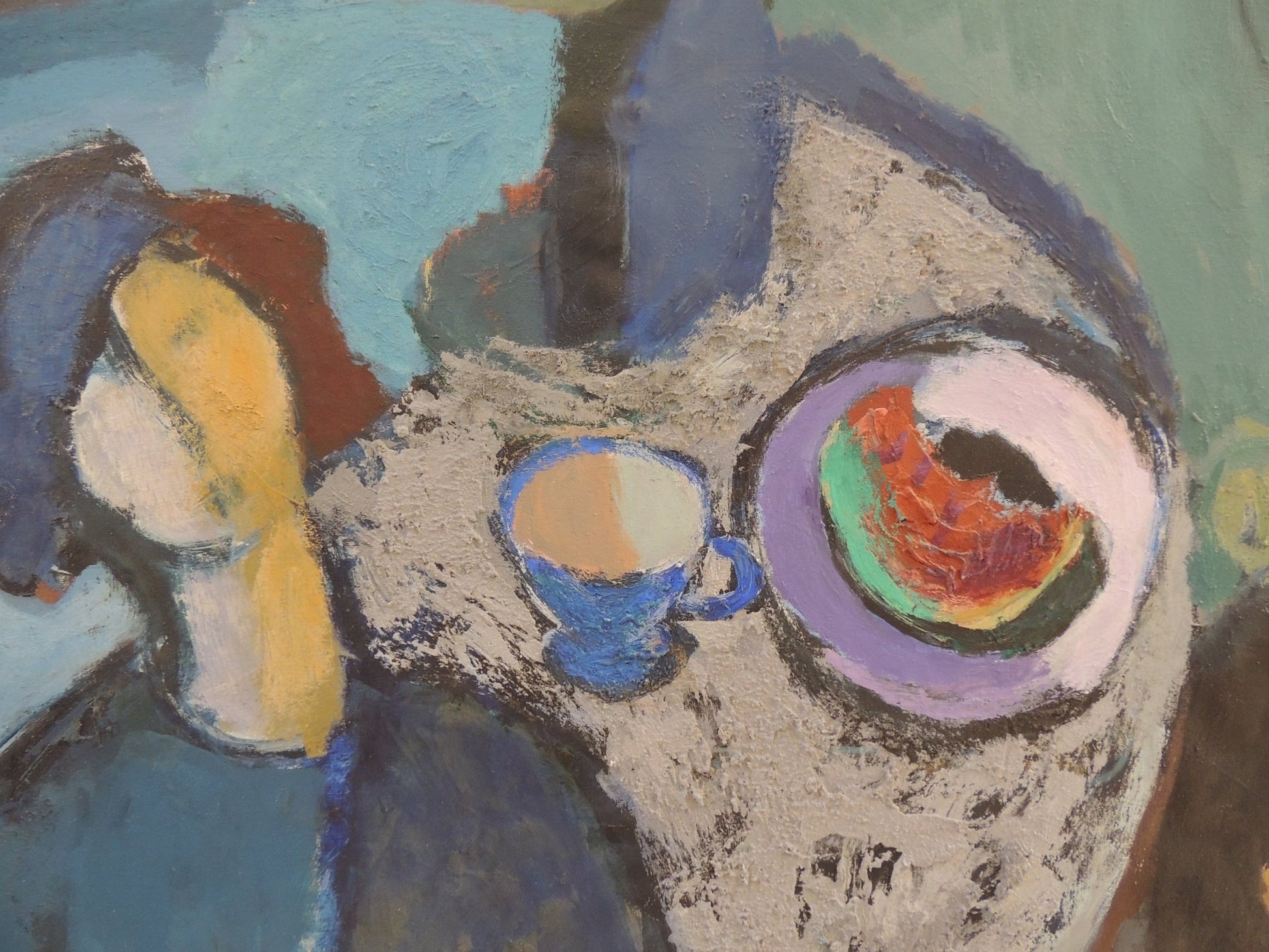Willy Ramos Valencia pintura expresionista con figura femenina, mesa y naturaleza muerta en tonos azules y verdes detalle mesa con plato y taza 