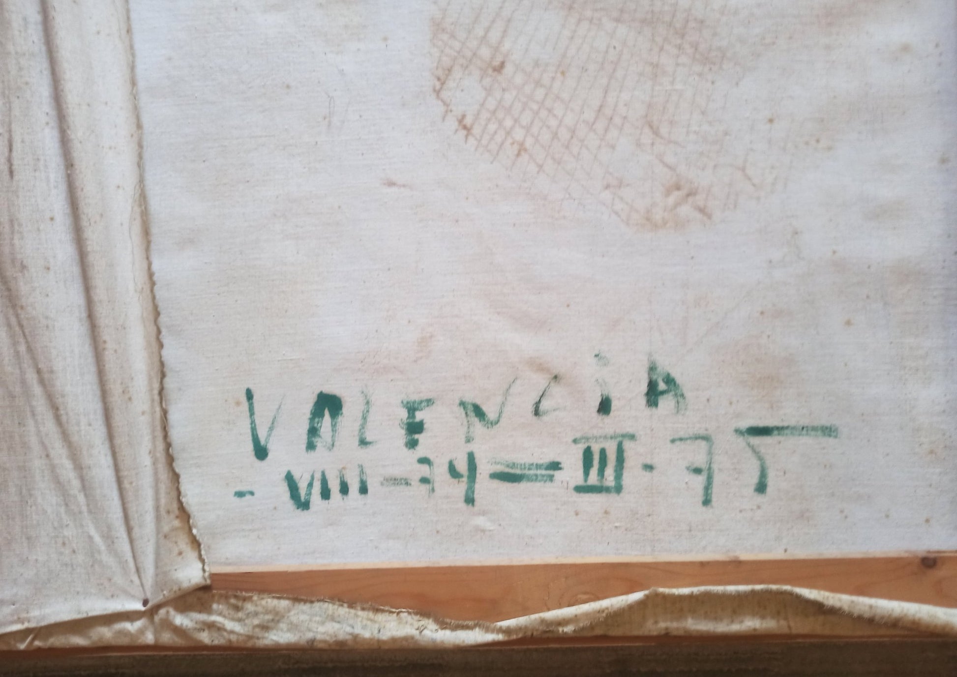 Willy Ramos Valencia pintura expresionista con figura femenina, mesa y naturaleza muerta en tonos azules y verdes anverso